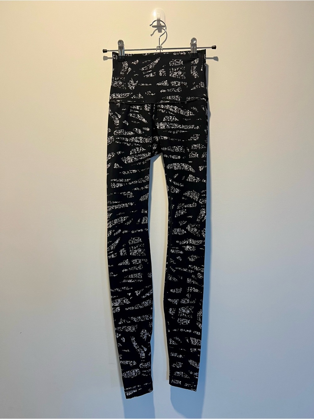 🖤Lululemon black and white abstract print yoga leggings.  Size 2 Inseam 28”🖤